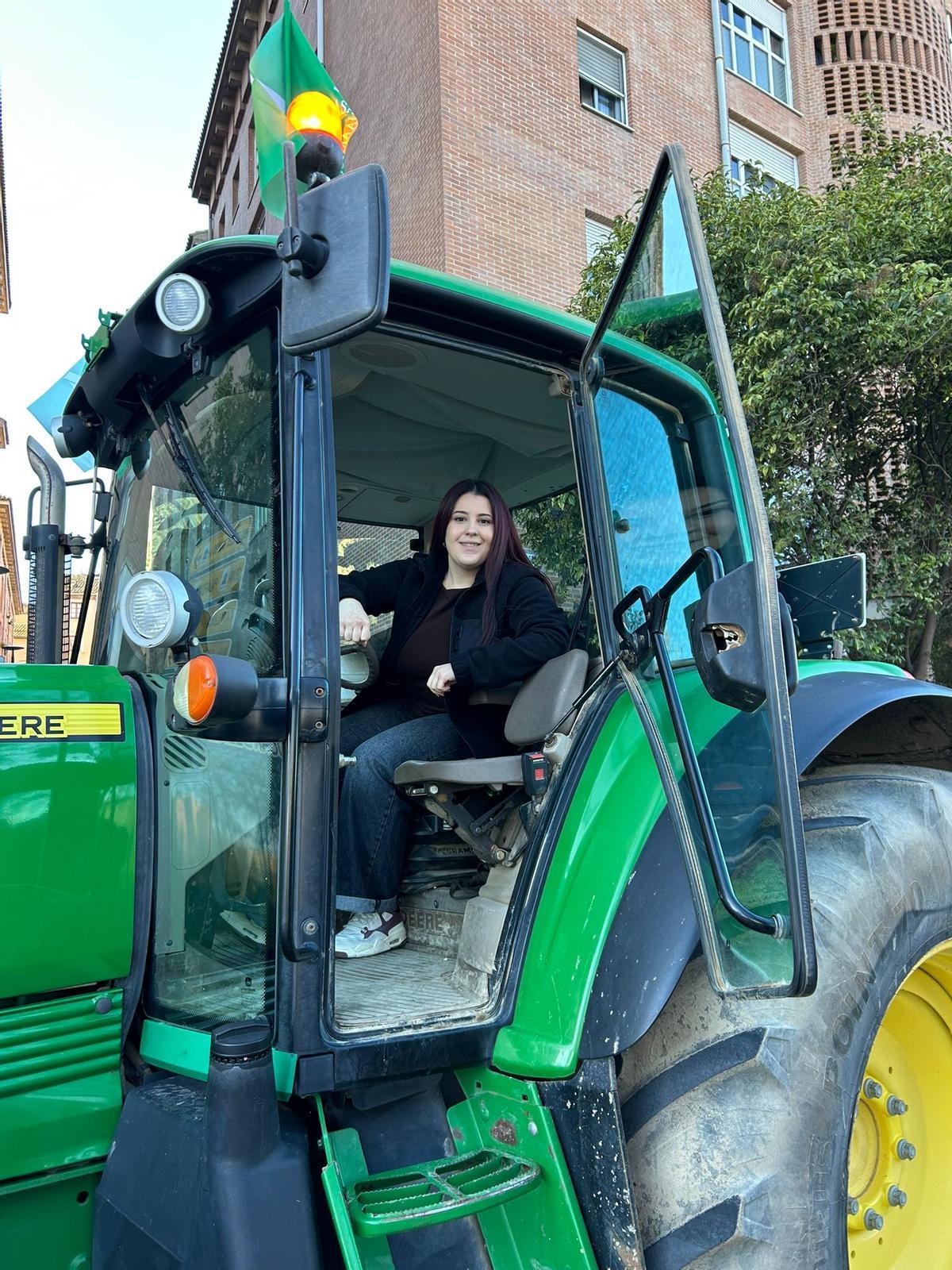 Andrea Garza, subida a su tractor, este viernes en Zaragoza.