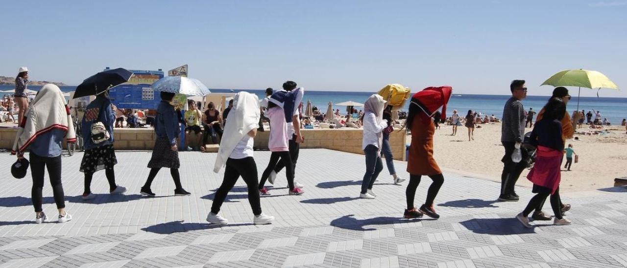 Turistas japoneses pasean por el entorno del Postiguet, en una imagen de archivo