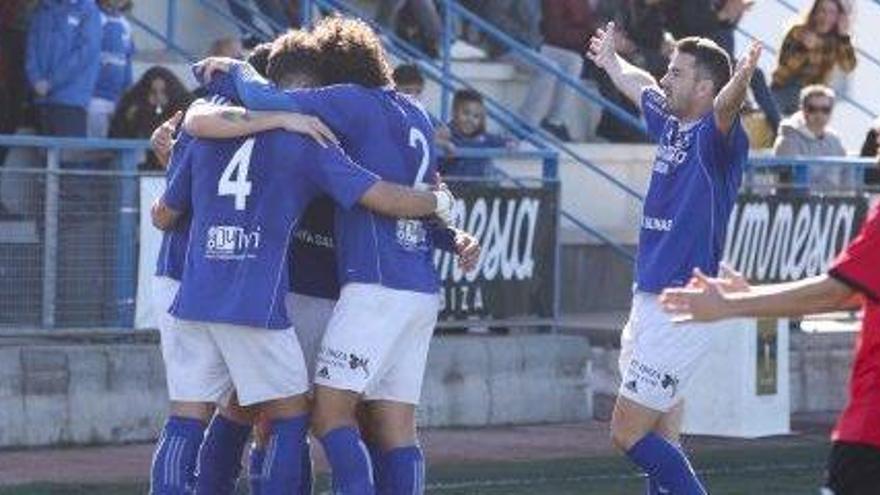 Los jugadores del Sant Rafel celebran el primer gol ante las quejas de un jugador rival.