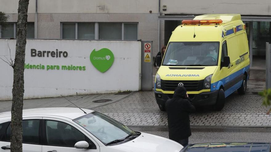 Una ambulancia saliendo del centro sociosanitario de Barreiro. // Ricardo Grobas