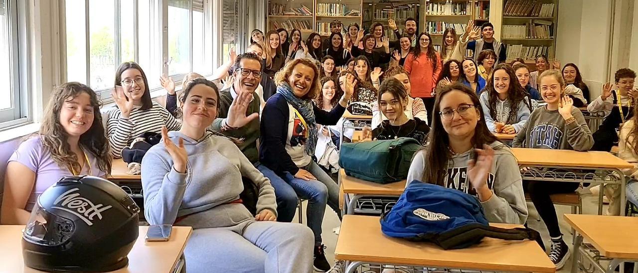 Los alumnos franceses en el IES Monastil durante el acto de bienvenida del alcalde Rubén Alfaro.