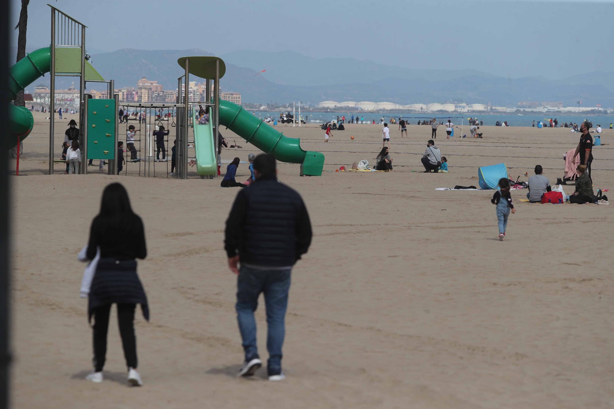 Playas, paseos y terrazas, llenos por el buen tiempo