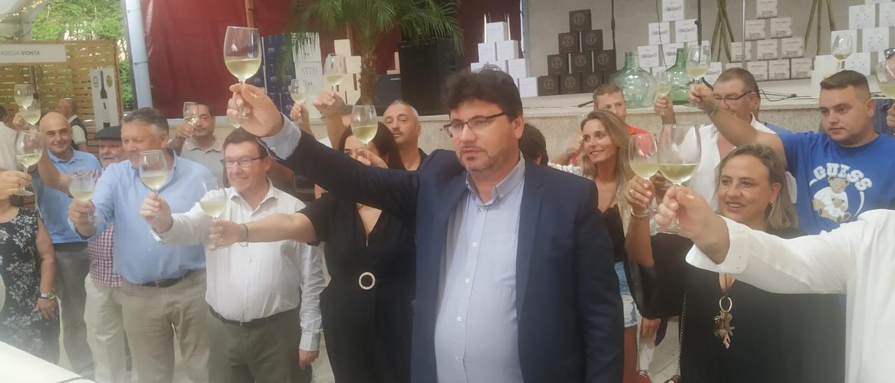 El alcalde de Meaño Carlos brinda con los asistentes a la Festa do Viño