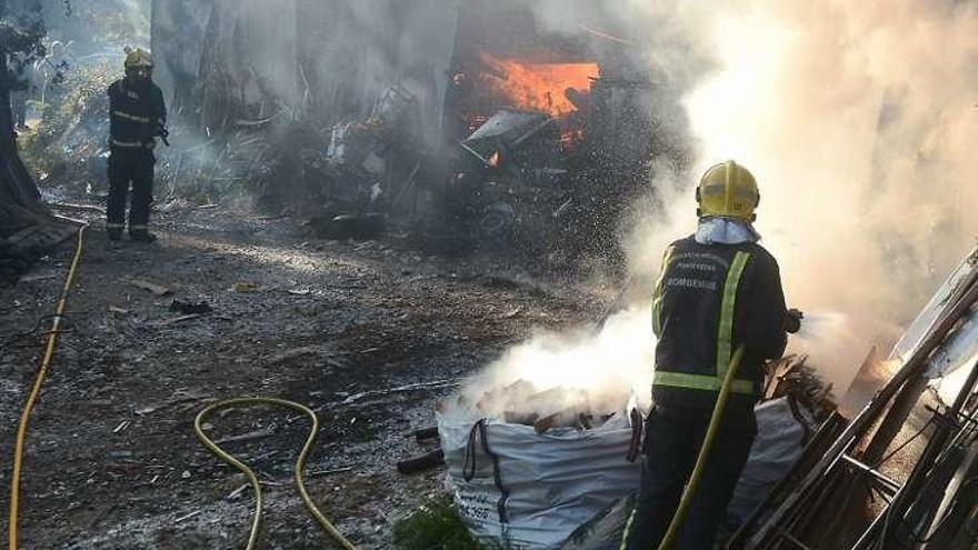 Bomberos durante una intervención en Cotobade. // R. Vázquez