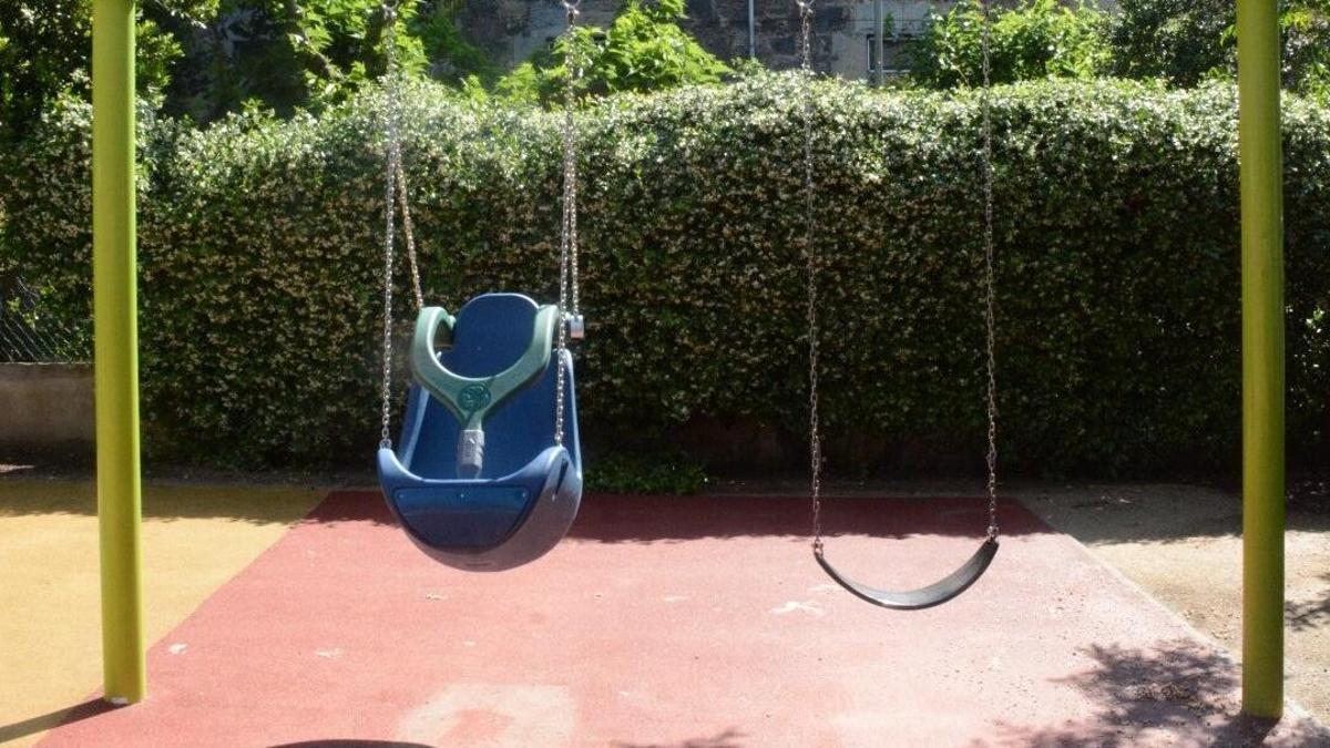 El Parc dels Coloms d’Olot incorpora un seient de gronxador adaptat per a infants amb mobilitat reduïda
