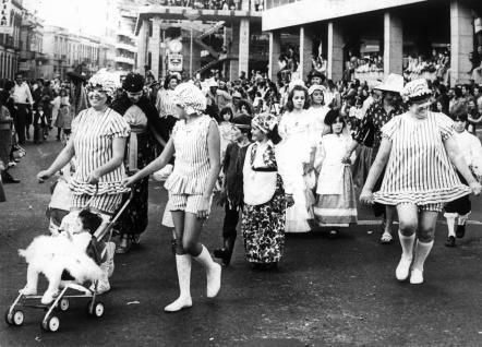 Público y mascaritas en la cabalgata del Carnaval de 1976.