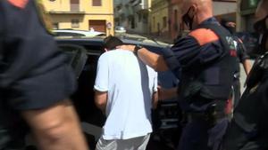 undefined54756278 els mossos d esquadra enduent se un detingut a santa coloma 200903170240