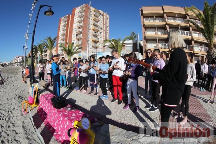 Un 'SOS' gigante para el Mar Menor formado por escolares en Villananitos