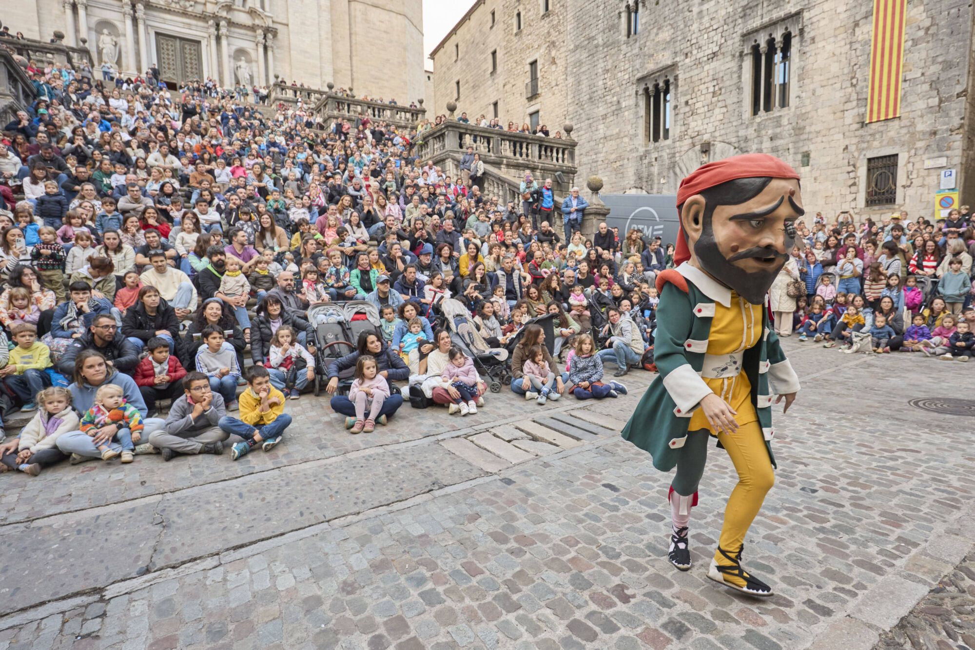 Les fotos de la passejada de capgrossos i gegants a la plaça de la catedral de Girona