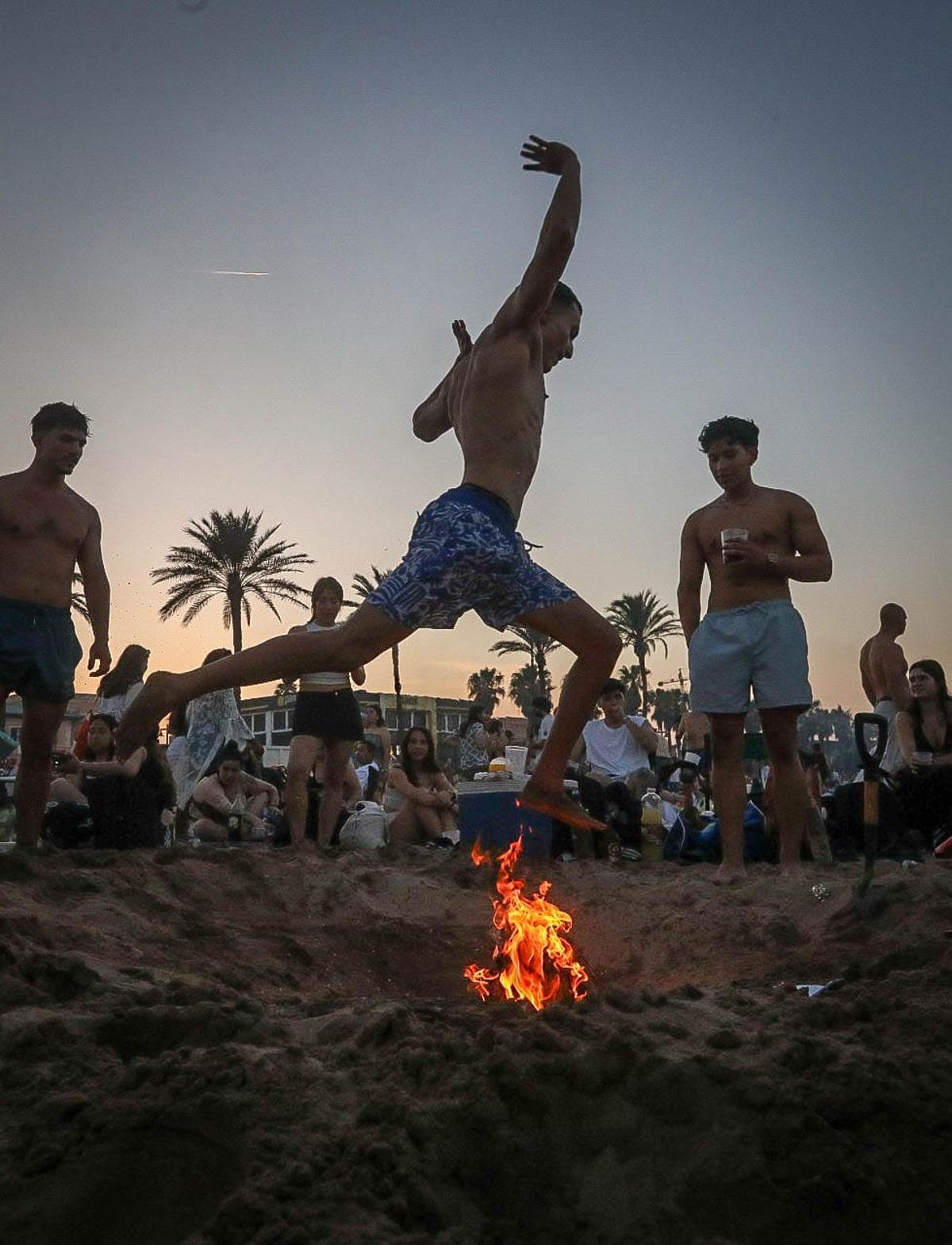 Todas las fotos de una noche de San Juan sofocante en las playas de València