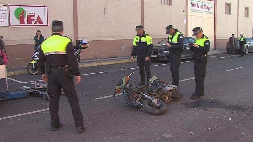 Un herido grave en un accidente entre un vehículo y un ciclomotor en Lucena