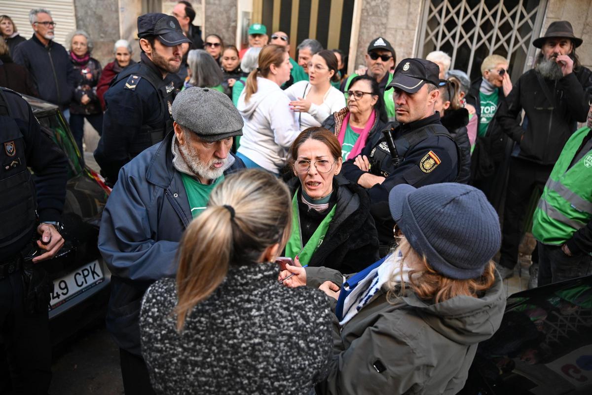 La PAH logra aplazar el desahucio de una mujer y su hija en el barrio de Carrús en Elche