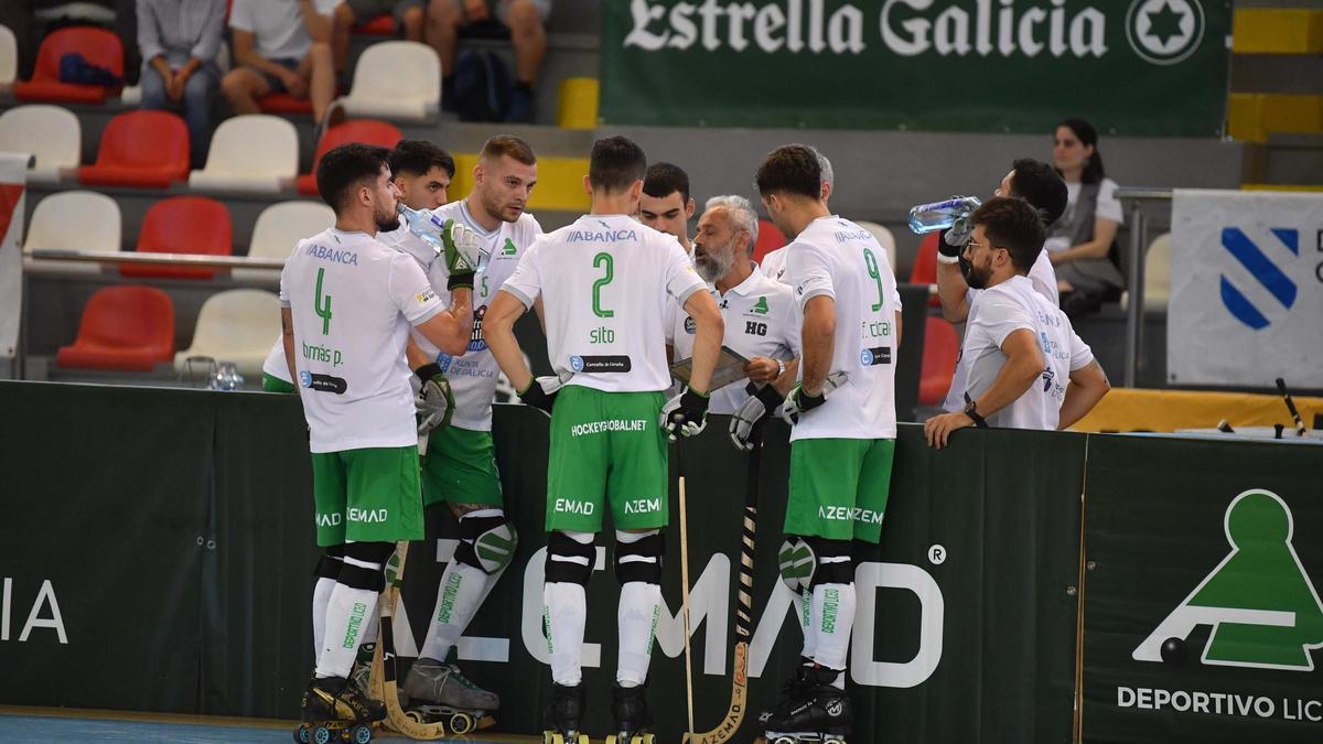Jugadores del Liceo junto a Juan Copa en un partido