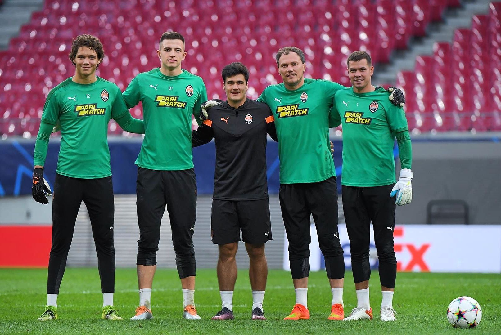 Curro Galán, entrenador de porteros del Shakhtar, posa con sus jugadores.