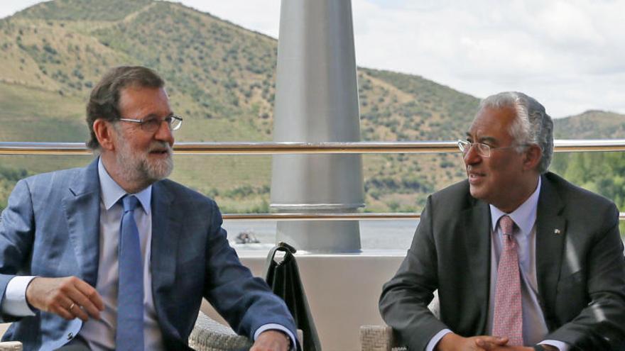 Mariano Rajoy junto a António Costa.