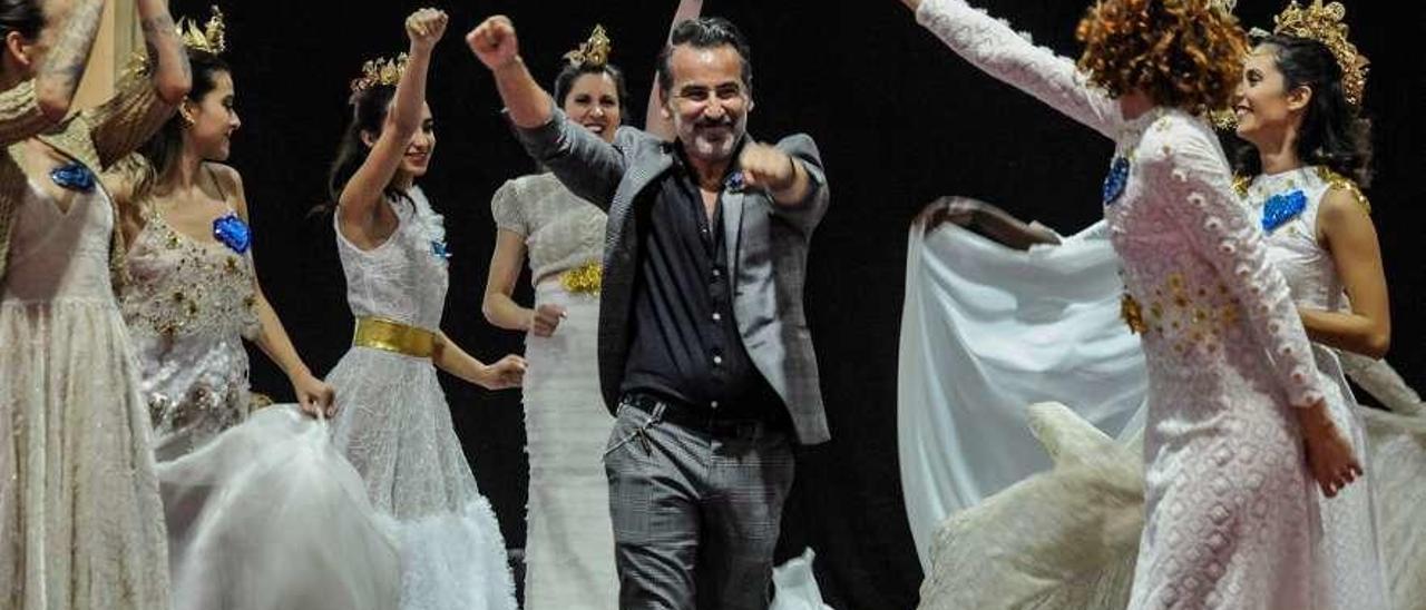 El desfile de los diseños de Franco Quintáns en el salón Arosa Novias.  // Iñaki Abella