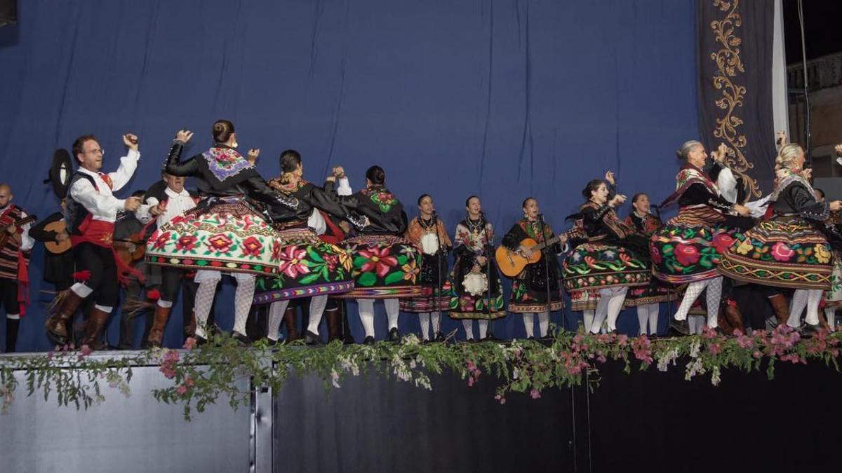 Componentes de la Asociación de Coros y Danzas Virgen del Rosario, de Huertas de Ánimas.