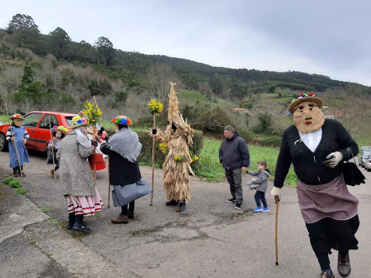 Los Mazacaraos invaden Rozaes para recuperar una tradición que goza de buena salud: el Domingo´l Gordu de la parroquia, en imágenes