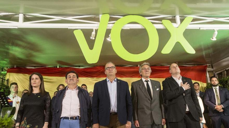 Un matrimonio al frente la lista de Vox de Torrevieja y un candidato con pasado pronazi en Villena