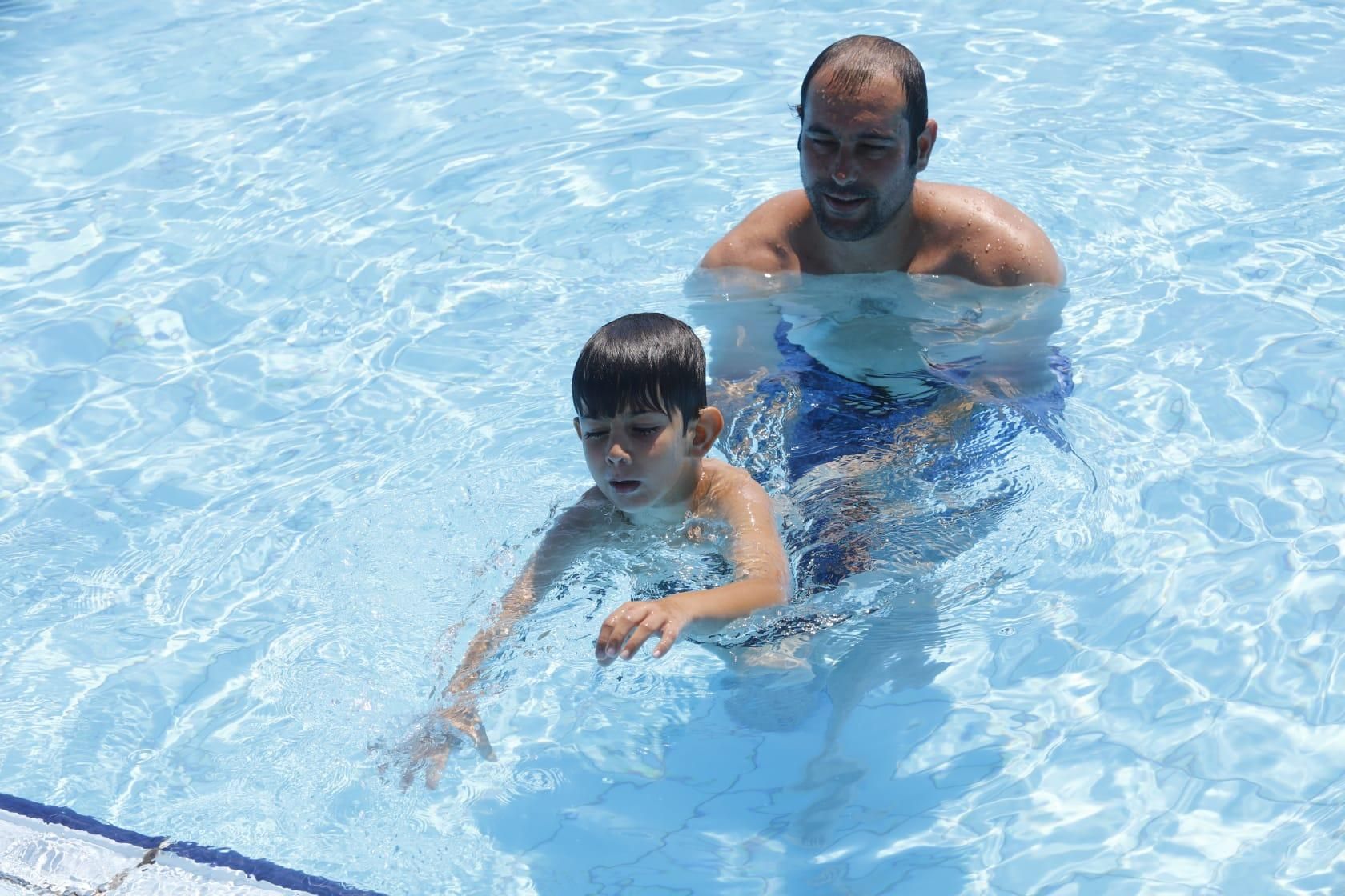 En imágenes I Los zaragozanos combaten en calor en las piscinas y en las fuentes