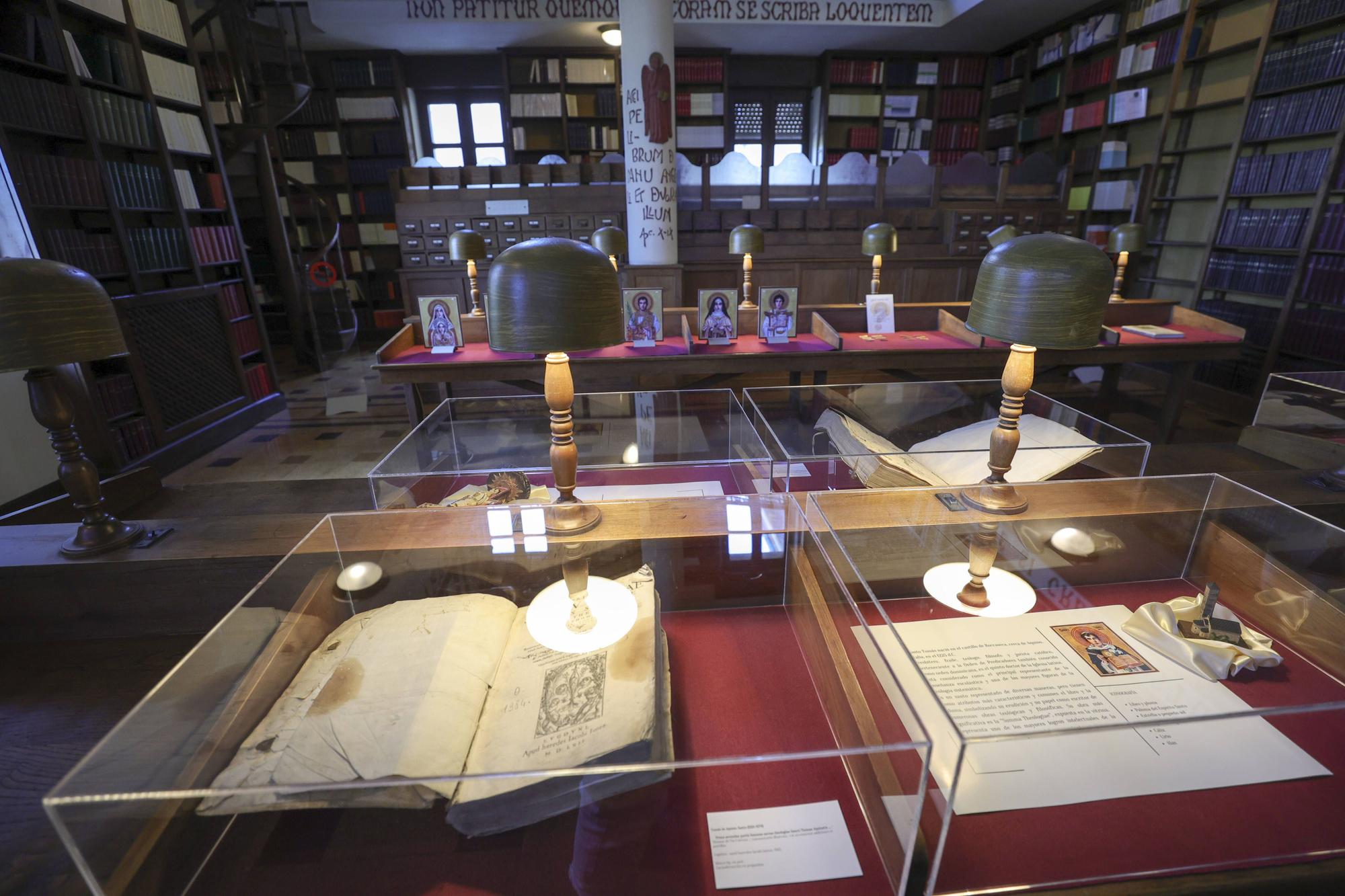 La muestra consta de 17 textos del fondo de su biblioteca relacionadas con otras tantas piezas del Museo de la Iglesia