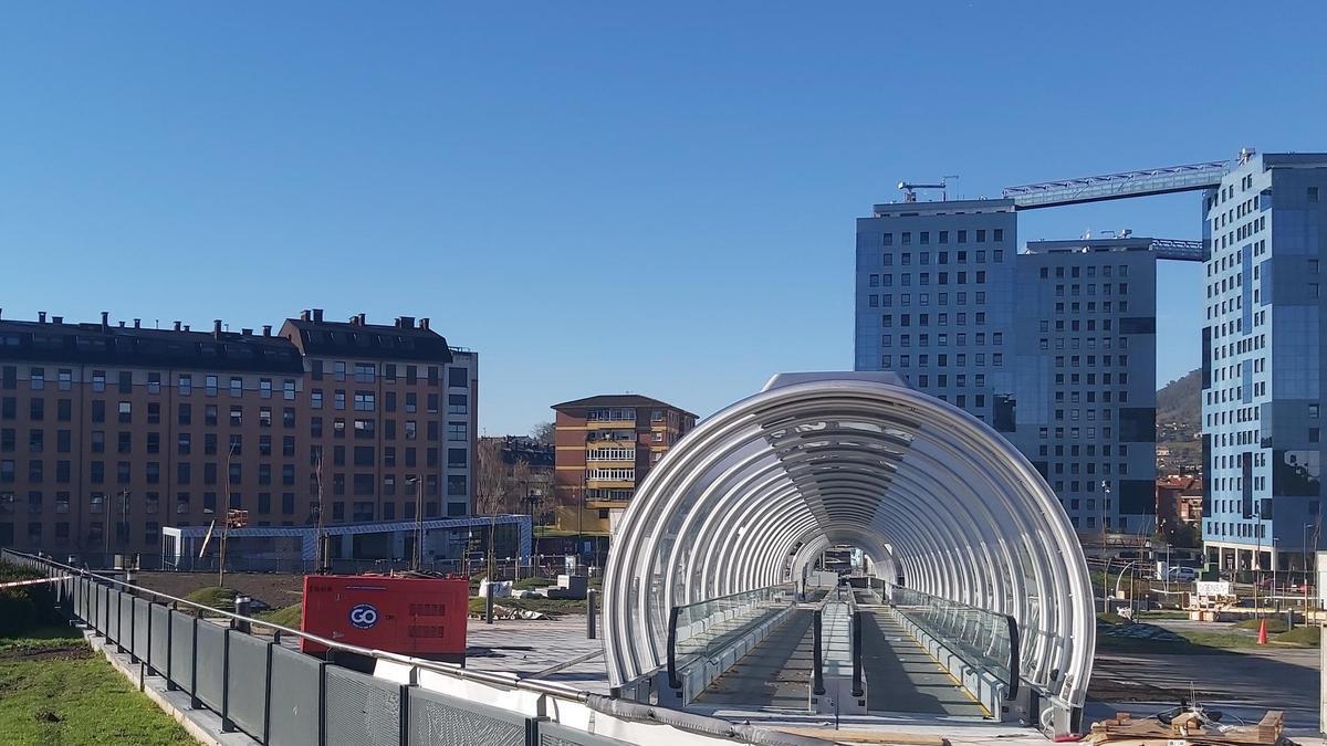 Los tapices rodantes, con la marquesina, al fondo a la izquierda.