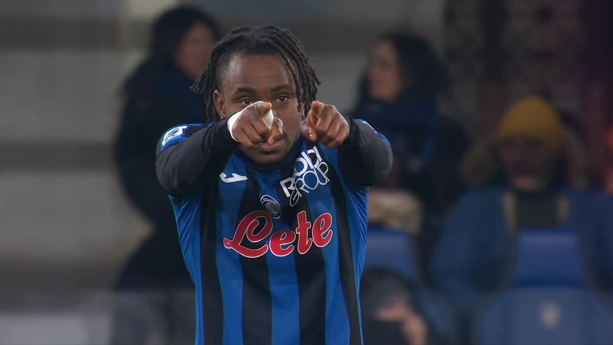 Ademola Lookman salvó un empate ante el Nápoles