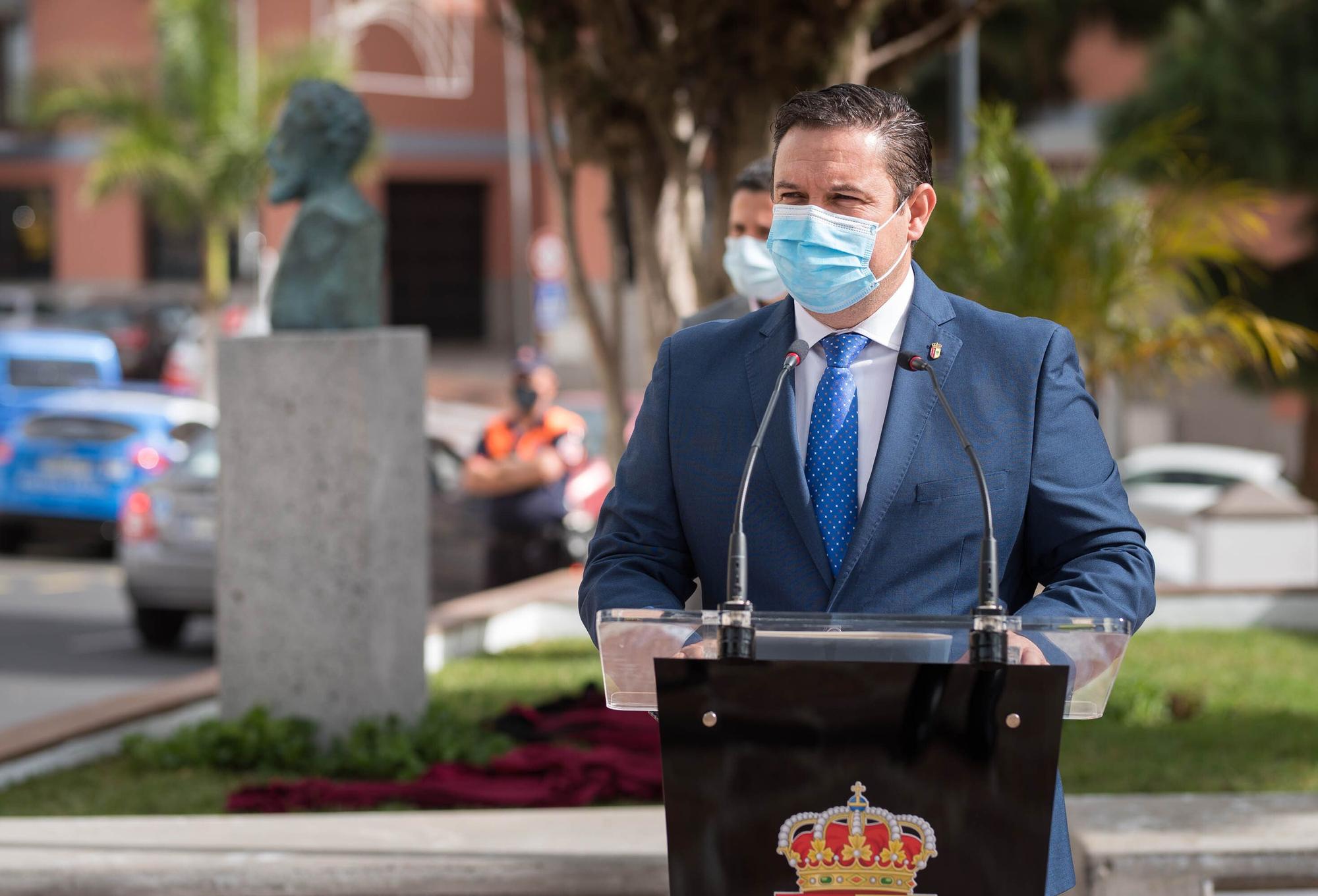 Colocación de un busto en Arona en homenaje a Antonio Domínguez