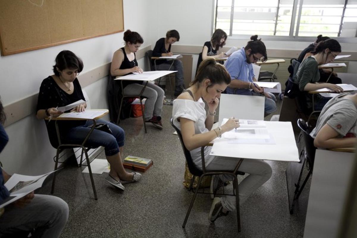 Alumnes examinant-se de la selectivitat, a Barcelona, l’any passat. Alumnes examinant-se de la selectivitat, a Barcelona, l’any passat.