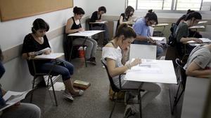 Alumnes examinant-se de la selectivitat, a Barcelona, l’any passat.