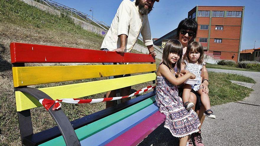 Sergio Camacho y Esther Carranza, con sus hijas, Nora y Ana, ayer, en el banco arcoíris de la zona de juegos infantiles de Cimadevilla.