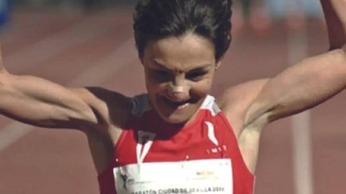 Mujer que cruza la meta imagen de archivo. Imagen de atletismo