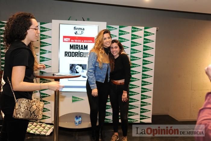 Miriam Rodríguez firma discos en El Corte Inglés