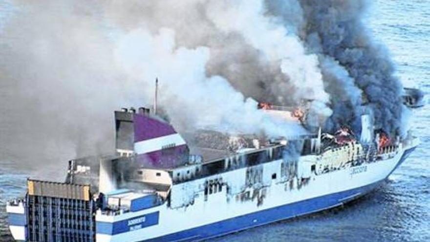 El ferry incendiado será de nuevo inspeccionado