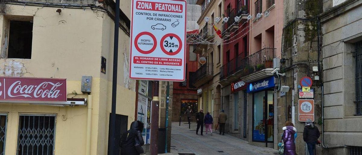 Cartel de acceso al centro de Plasencia vigilado por cámaras, que no funcionan.