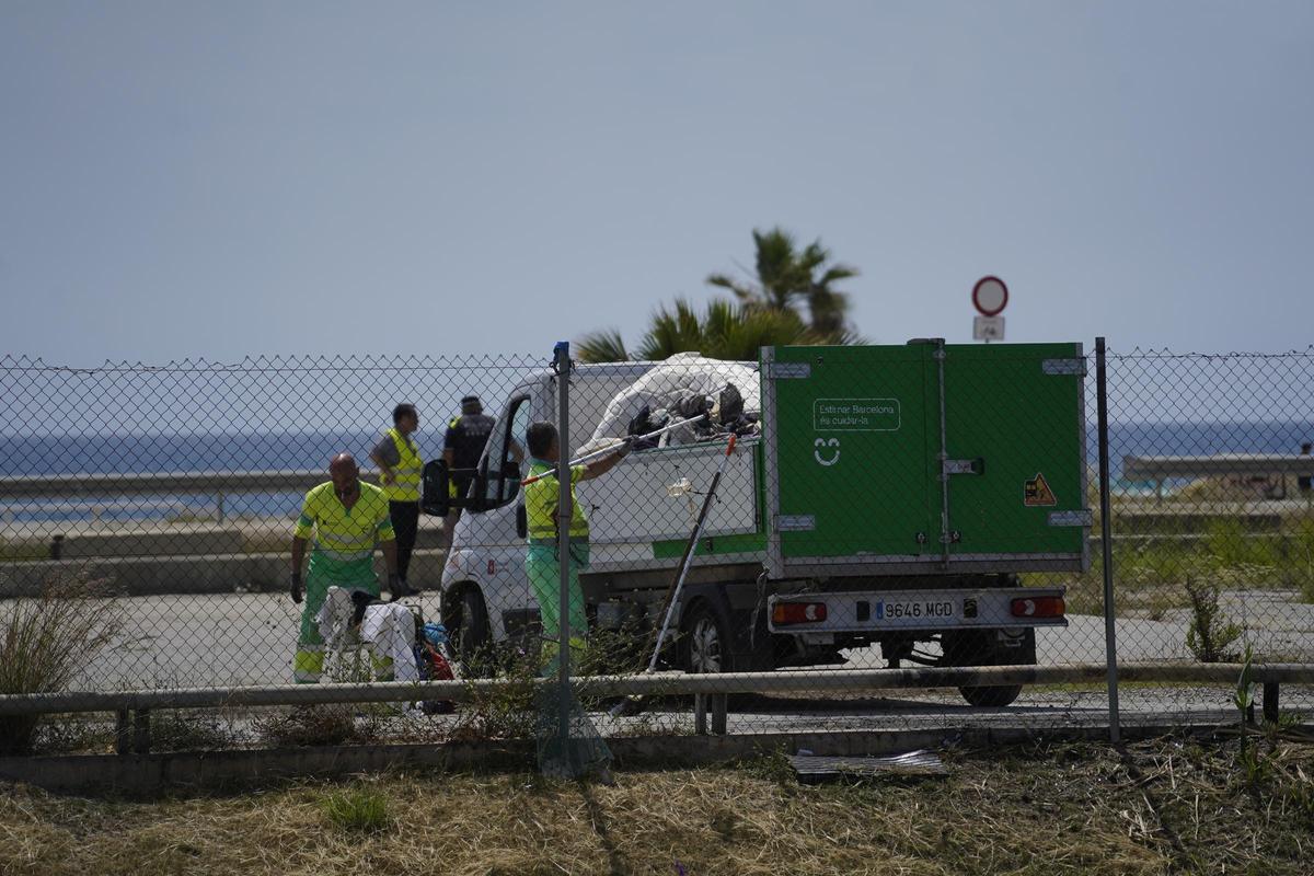 Desmantelado el campamento de barracas frente a la playa de La Nova Mar Bella