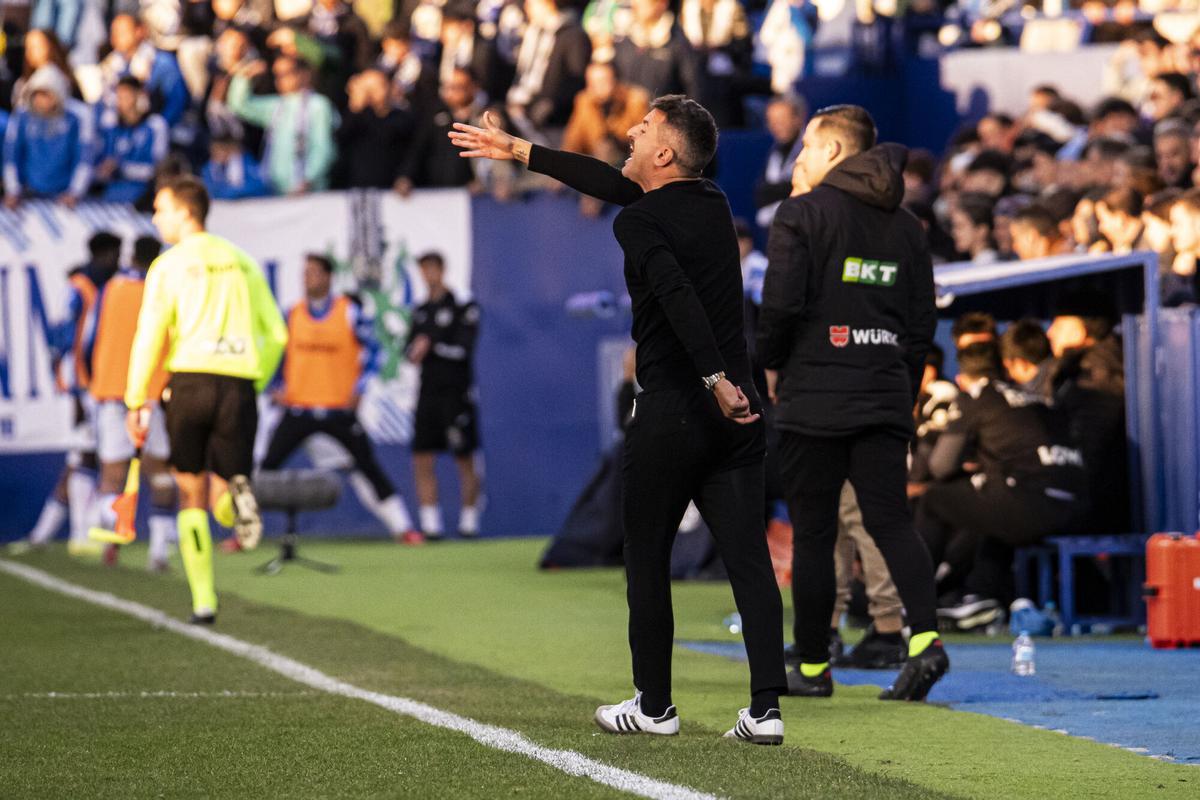 Iván Ania da indicaciones a sus futbolistas durante el encuentro ante el Leganés.
