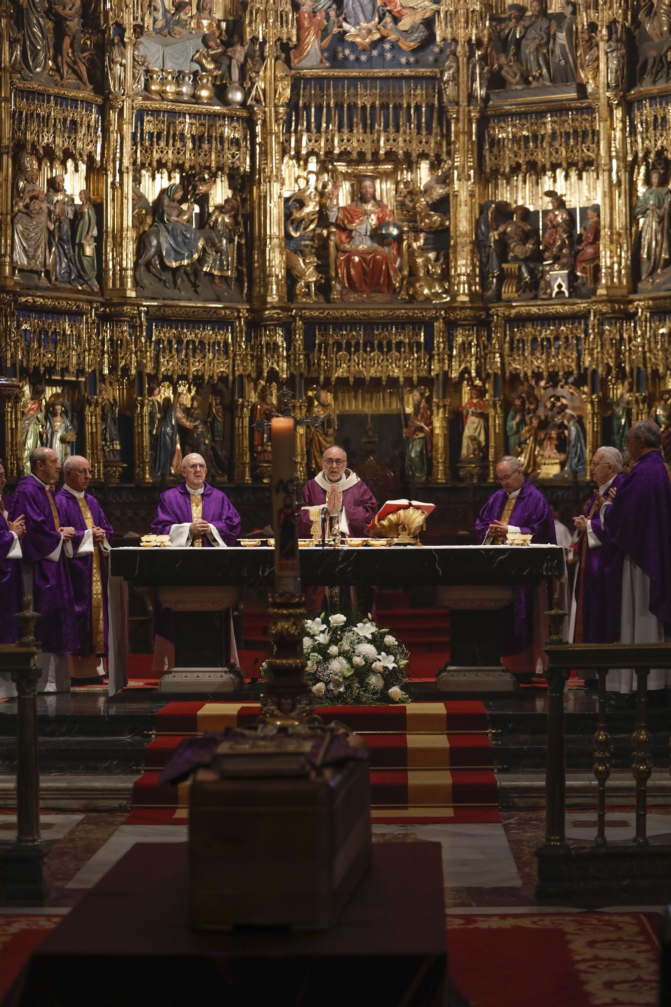 EN IMÁGENES: Asturias despide a Gabino Díaz Merchán en un multitudinario funeral en la Catedral de Oviedo