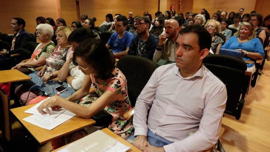 Público en el Centro de Servicios Universitarios, que acogió una mesa redonda sobre la trata.