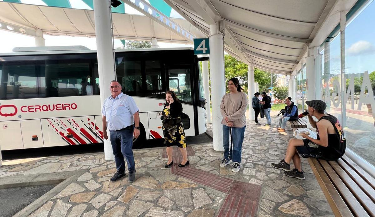 La alcaldesa de Cangas, en el centro, junto al autobús que se estrenó en 2025 para las playas en verano. | FDV