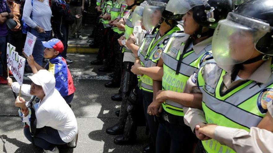 Desabastecimiento y estudiantes en la calle en Caracas