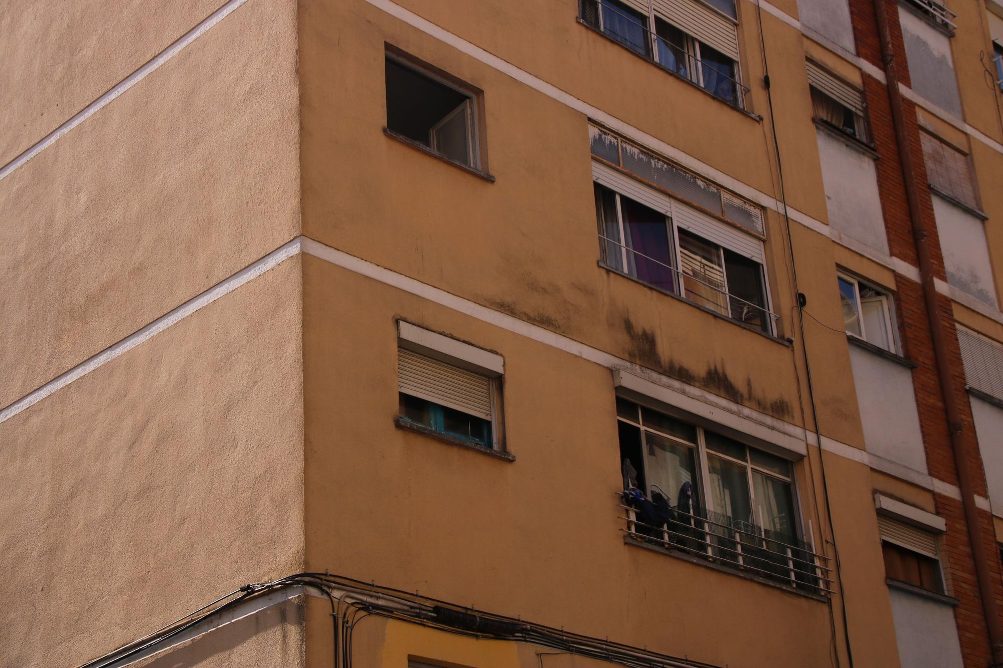 L'incendi en un bloc de pisos de Salt, en imatges