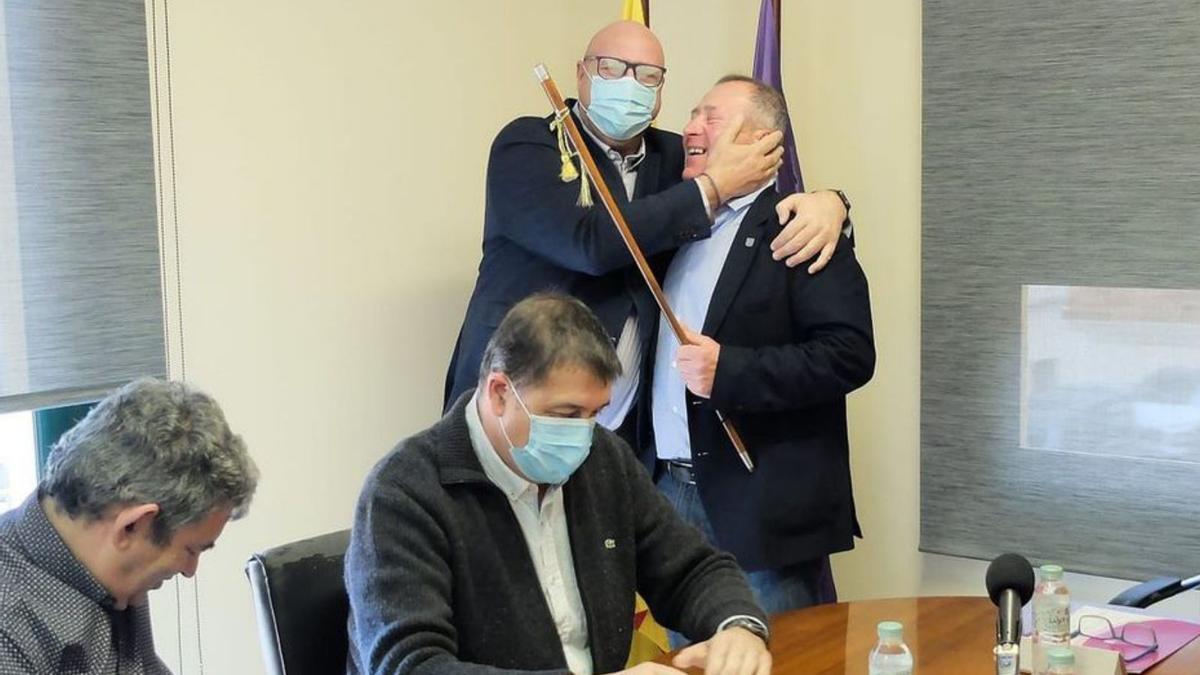 El nou alcalde amb la vara i rebent la felicitació de Ferran Roquer. | AJUNTAMENT DE BORRASSÀ