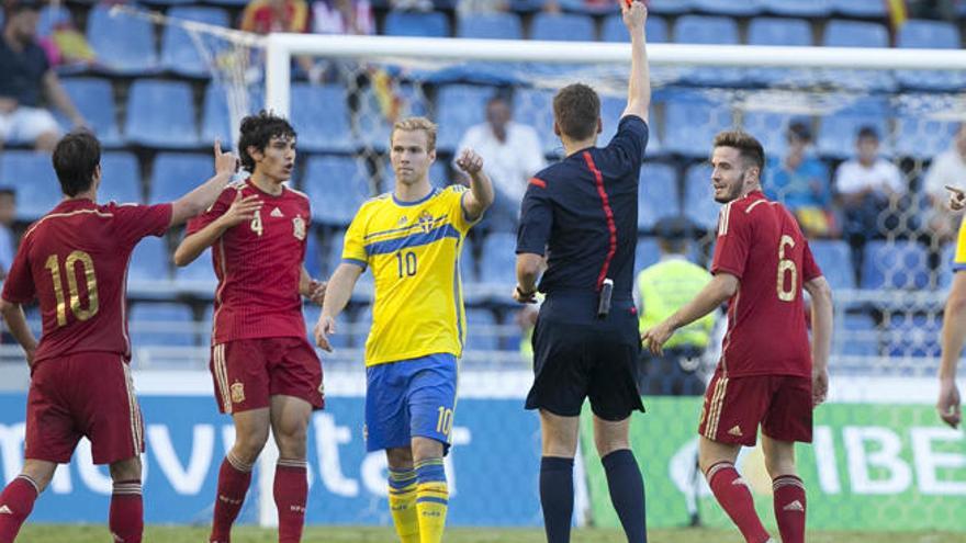 El colegiado alemán Daniel Siebert muestra la roja a Saúl.