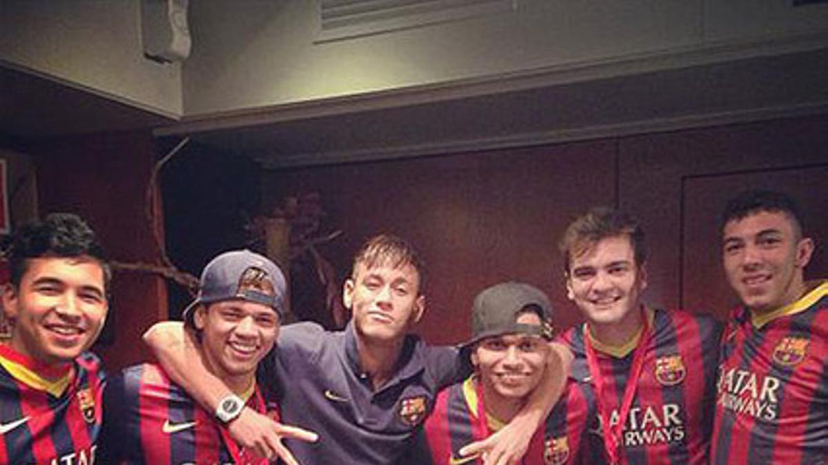 Neymar posa con sus amigos, ya como azulgrana, al final de la jornada de su presentación