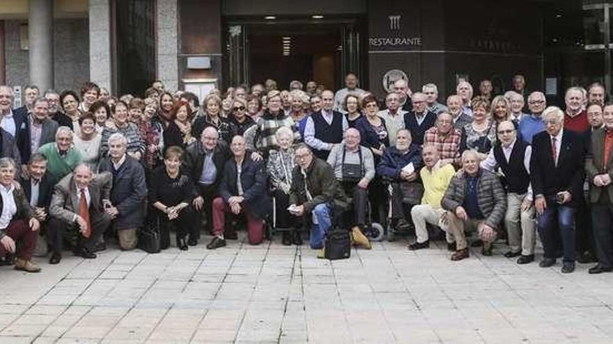 Los participantes en el XVII Encuentro anual de exalumnos de la academia Mateo Llana.