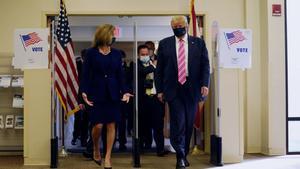 Trump y su esposa entran en el centro de votación de Palm Beach.