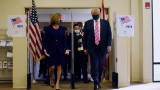 Donald Trump vota por anticipado y con mascarilla en una biblioteca de Florida