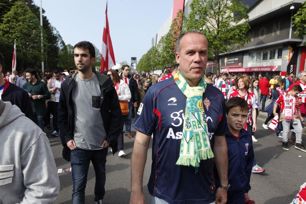 Ambientazo rojiblanco en los aledaños de El Molinón antes del partido