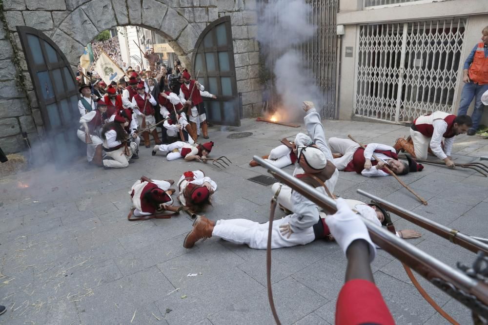 La representación de la Reconquista de Vigo vuelve a abarrotar las calles del Casco Vello de miles de vigueses